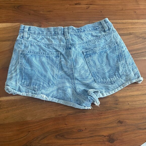 Ardene Classic High Rise Jean Shorts Size 3 - Picture 2 of 6
